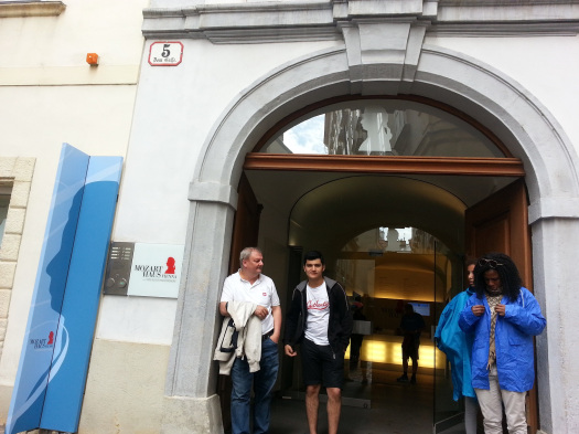 Mosartin evi qarsisinda