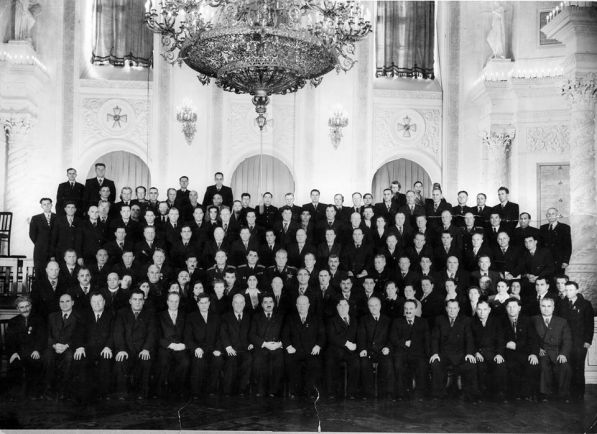 nazim-xx-gurultayda-ikinci-c%c9%99rg%c9%99d%c9%99-molotovdan-bir-bas-yuxarida