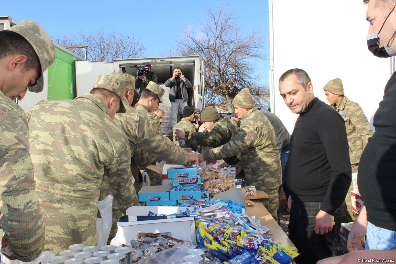 Фонд Гейдара Алиева и сеть супермаркетов Bravo доставили гостинцы солдатам в Агдаме (ФОТО) - Gallery Image