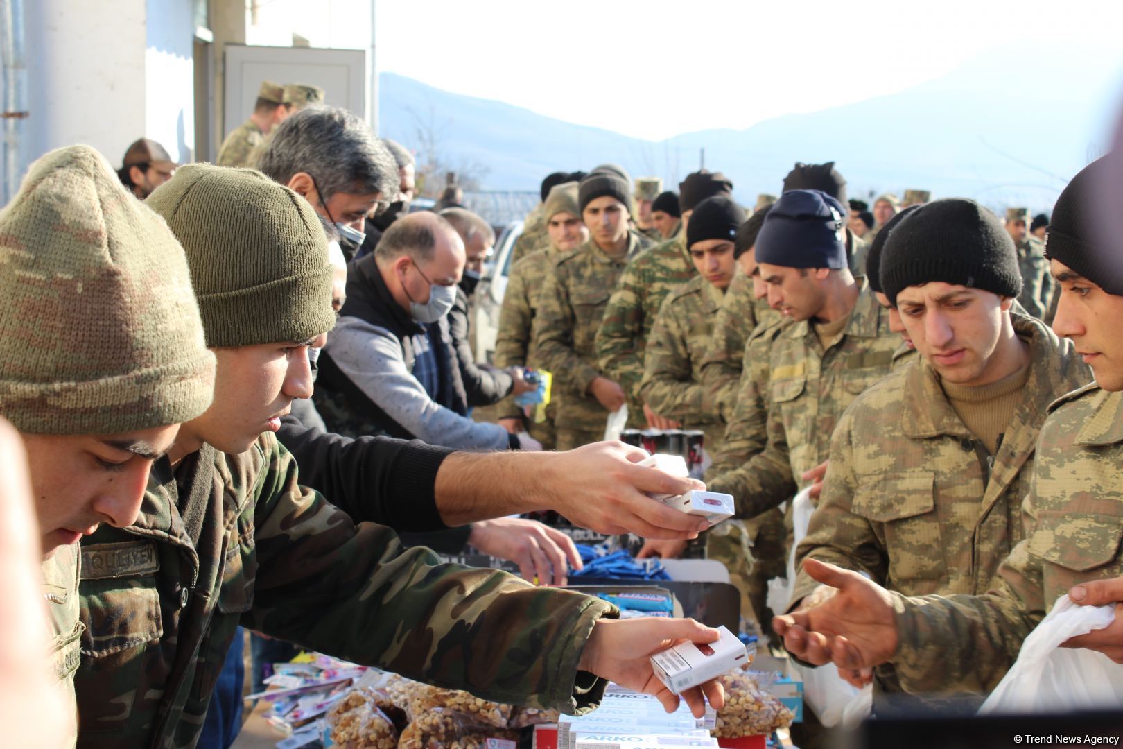 Фонд Гейдара Алиева и сеть супермаркетов Bravo доставили гостинцы солдатам в Агдаме (ФОТО) - Gallery Image