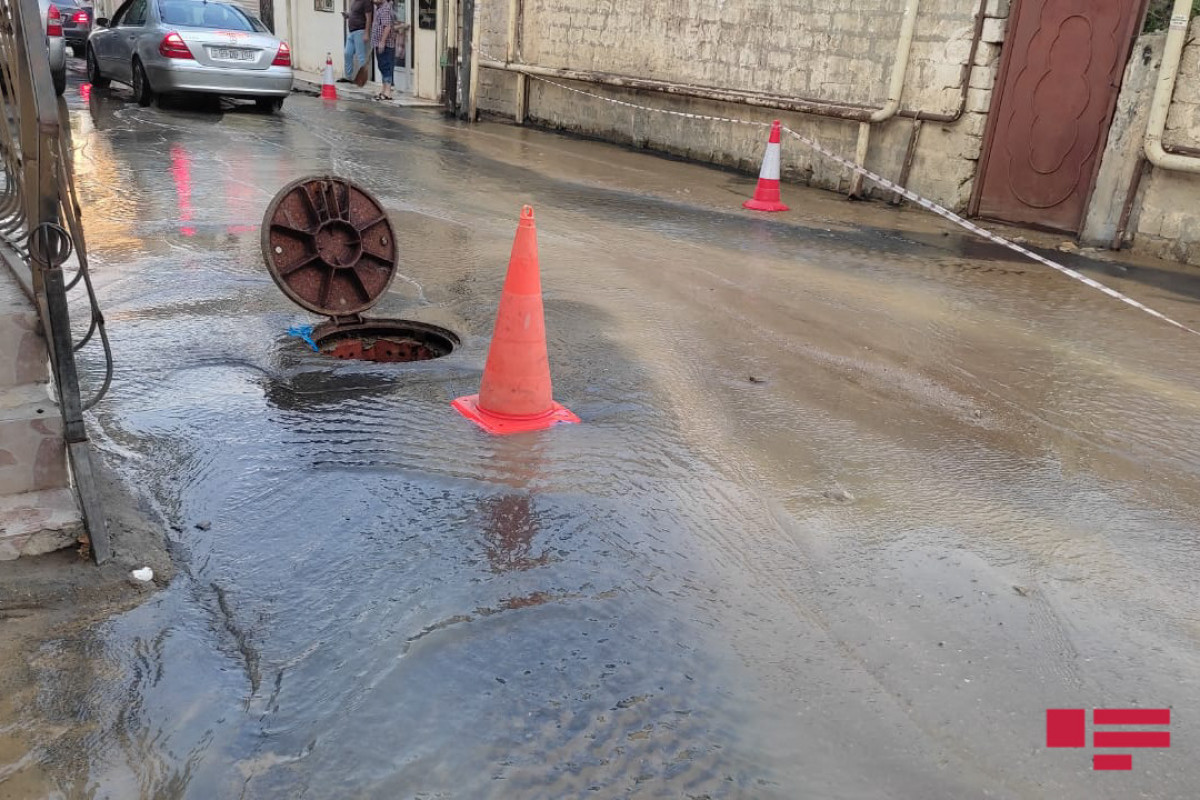 В Бадамдаре лопнула водопроводная труба, дворы и маркет затопило водой - <span class=