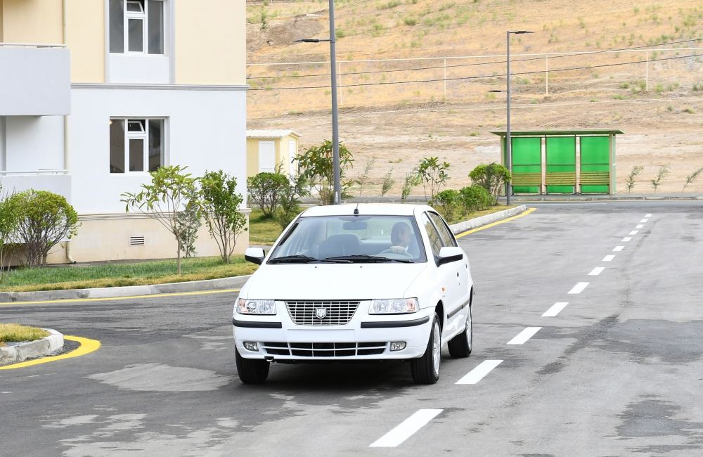 Президент Ильхам Алиев проехал за рулем автомобиля "Khazar" (ФОТО) - Gallery Image